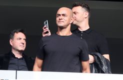 Τρέλα από τον Ζούλιο Σέζαρ: Φωτογραφήθηκε ημίγυμνος μπροστά στο άγαλμα του Δικέφαλου Αετού στην OPAP Arena