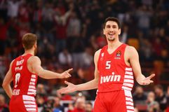 Λαρεντζάκης: «Φέτος είμαστε πιο έτοιμοι για το Final Four - O Μάικ Τζέιμς είναι τρομερός, αλλά ο Ουόκαπ μπορεί να τον σταματήσει» (vids)