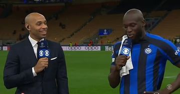 Ο Ανρί ζήτησε τη φανέλα από τον Λουκάκου αλλά ο Βέλγος αρνήθηκε: «Ντρέπεται γιατί δεν έχει το σώμα μου» (vid)