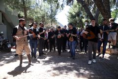 Οι φίλοι του ΟΦΗ έκαναν την πλατεία Αμαρουσίου... Γεντί Κουλέ: «Ανάψαμε φωτιά και μεγαλώνει» (vid)