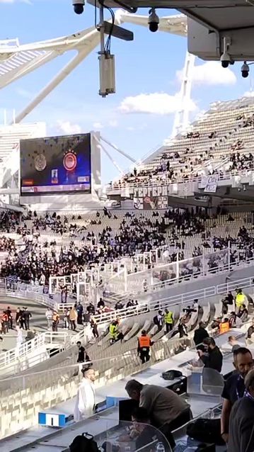 Οι φίλοι του ΟΦΗ παίρνουν θέση στις κερκίδες του ΟΑΚΑ