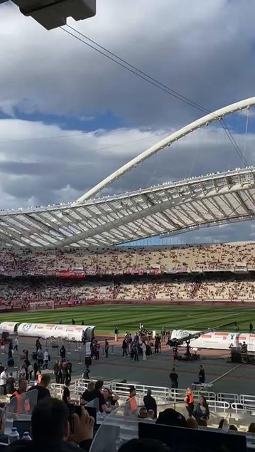 Οι φίλοι του Ολυμπιακού παίρνουν θέση στις κερκίδες του ΟΑΚΑ