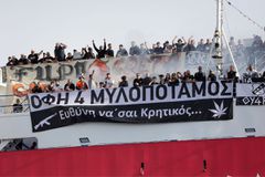 Ασπρόμαυρη τρέλα: Χιλιάδες οπαδοί του ΟΦΗ αναχώρησαν με πλοία για Αθήνα κι έστησαν ατελείωτο «πάρτι» (gallery)