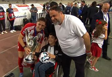 Υπέροχη στιγμή στο ΟΑΚΑ με μικρό Γιαννάκη, Μαρινάκη και Ρέτσο