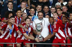 Σήκωσαν την κούπα στον ουρανό οι παίκτες του Ολυμπιακού και ο Μαρινάκης (pics)