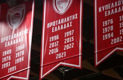 Τα νέα λάβαρα του Ολυμπιακού στο ΣΕΦ (gallery)