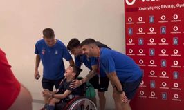 Η τρυφερή στιγμή του Λάζαρου Ρότα και του Γιάννη Κωνσταντέλια με τον μικρό Γιαννάκη (vid)