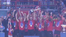 Η απονομή της κούπας στον πρωταθλητή Ολυμπιακό (vid)