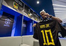 Με μαύρη φανέλα η Βραζιλία, με το «10» ο Βινίσιους