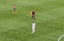 Φανατικός θαυμαστής του Ρονάλντο μπούκαρε στο γήπεδο για να τον αγκαλιάσει και έκανε... Siu (vid)