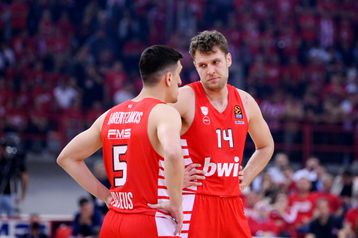 O Λαρεντζάκης πήρε το μικρόφωνο και τραγούδησε στον Βεζένκοφ «Σάσα μείνε στον Ολυμπιακό...»