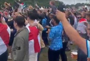 Οι Άγγλοι οπαδοί δίνουν χρώμα στη μουντή Βεστφαλία