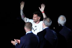 Η καταρρακτώδης βροχή, η συγκίνηση του Μπέκαμ και η κατσίκα: Ολα όσα έγιναν στην «αποκάλυψη» του Μέσι (vids)