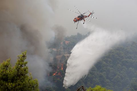 Μεγάλη φωτιά στον Νέο Κουβαρά: Εκκενώνονται Λαγονήσι, Σαρωνίδα, Ανάβυσσος (vids)