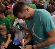 Επικό τρολάρισμα: Ο Ντόντσιτς παραλίγο να... κλέψει 20ρικο από οπαδό! (vid)