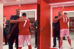 Η αγκαλιά του Βαγγέλη Μαρινάκη στους παίκτες της Νότιγχαμ μετά τη νικηφόρα πρεμιέρα (vid)