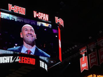 Ο Βασίλης Σπανούλης στον ουρανό του ΣΕΦ: Η στιγμή που η φανέλα του «Kill Bill» περνά στην αιωνιότητα