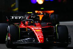 Ο Σάινθ με σωστή τακτική πήρε το «θρίλερ» της Σιγκαπούρης και έσπασε το σερί νικών του Φερστάπεν