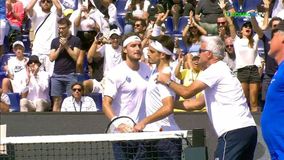 Υπέροχη στιγμή: Ο Απόστολος Τσιτσιπάς αγκάλιασε τους γιους του μετά την υπερπροσπάθεια του δεύτερου σετ