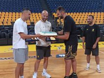 Η όμορφη έκπληξη της ΚΑΕ Άρης στους Ζήση και Μπουντοβίνο για την κατάκτηση του χάλκινου μεταλλίου στο Eurobasket 2025 (vid)