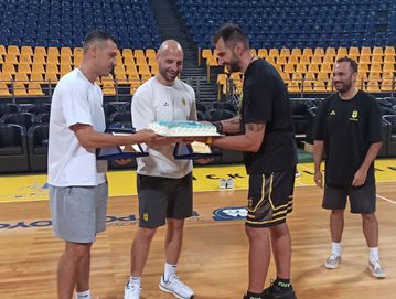 Η όμορφη έκπληξη της ΚΑΕ Άρης στους Ζήση και Μπουντοβίνο για την κατάκτηση του χάλκινου μεταλλίου στο Eurobasket 2025 (vid)