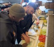 Μάθε τέχνη κι άστηνε: Ρογκαβόπουλος και Γκραντ έγιναν... τυλιχτές σε ψητοπωλείο της Μελβούρνης (vid)