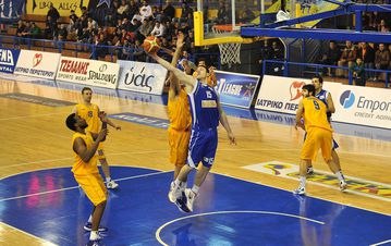 O Άρον Μπέινς αποσύρθηκε από το μπάσκετ