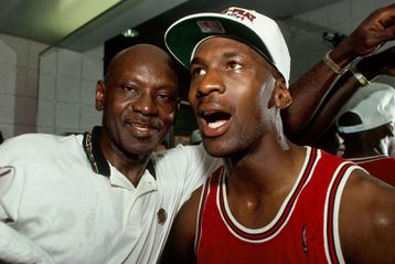 O φερόμενος ως δολοφόνος του πατέρα του Τζόρνταν, που αρνείται την ενοχή του εδώ και τρεις δεκαετίες, ίσως φυλακίστηκε από... λάθος! (pics, vid)