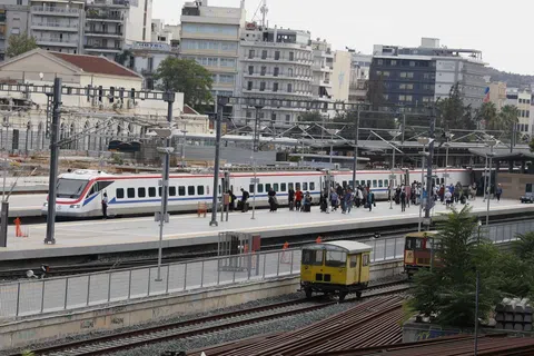 Εισαγγελική έρευνα για την παραλίγο τραγωδία με τρένο του Προαστιακού που μπήκε στη γραμμή του Μετρό