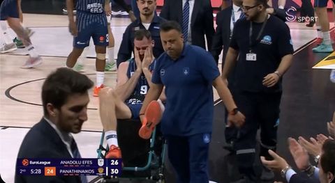 Παγωμάρα στην Εφές με Παπαγιάννη - Πάτησε άτσαλα στο παρκέ και αποχώρησε με φορείο κλαίγοντας (vid)