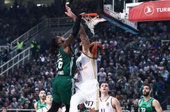 «Χρόνια πολλά» με... κάρφωμα: Η πονηρή ευχή του Λεσόρ στον Πουαριέ (vid)