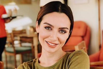 Μπιρτσέ Ακαλάι: Όσα πρέπει να ξέρετε για την διάσημη Τουρκάλα ηθοποιό που έκανε το τζάμπολ στο Εφές - Παναθηναϊκός και εμπλέκεται σε σκάνδαλο ναρκωτικών