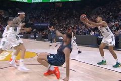 H στιγμή του τραυματισμού του Παπαγιάννη - Οι Έλληνες διεθνείς του Παναθηναϊκού στάθηκαν στο πλευρό του (vid)