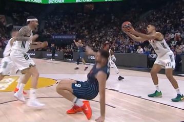 H στιγμή του τραυματισμού του Παπαγιάννη - Οι Έλληνες διεθνείς του Παναθηναϊκού στάθηκαν στο πλευρό του (vid)