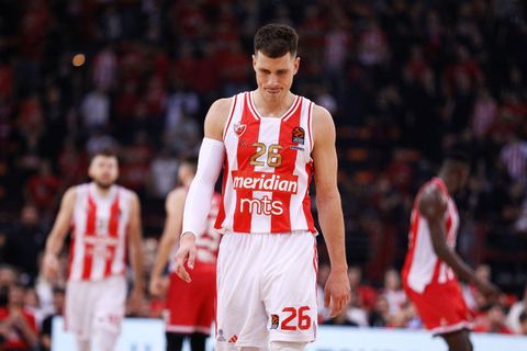 Νέντοβιτς: «Θύμωσα γιατί ο Φαλ σπρώχνει και τραβάει αλλά οι διαιτητές του το επιτρέπουν»