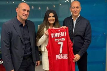 Η ΚΑΕ Ολυμπιακός έδωσε στην Κίμπερλι Γκίλφοϊλ φανέλα με το όνομά της (pic)