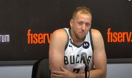 O Τζο Ίνγκλις παίρνει θέση δίπλα στον Γιάννη Αντετοκούνμπο (vid)