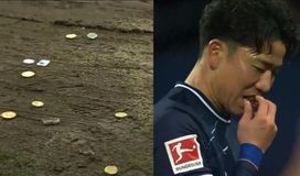 Έγιναν μόδα τα σοκολατένια κέρματα στη Μπουντεσλίγκα - Παίκτης το πήρε από το χορτάρι και το έφαγε! (vid)