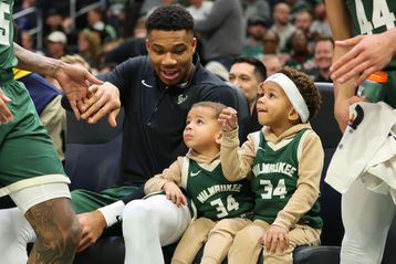 Τέσσερις Αντετοκούνμπο στο γήπεδο: Ο Γιάννης, ο Θανάσης, ο Λίαμ και ο Μάβερικ (vids)