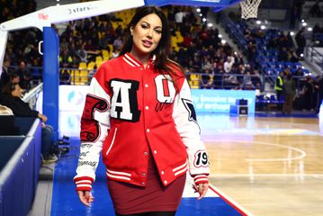 Το επικό μπουφάν «Ουόκαπ» που φοράει η σύντροφός του στο All Star Game (pics)