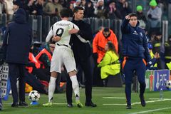 Χάος στη Γιουβέντους: Ο Βλάχοβιτς και οι συμπαίκτες του στο στόχαστρο των οπαδών - Ο Μότα δέχτηκε σφοδρές ύβρεις έξω από το ξενοδοχείο