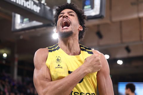 Νίκησε το «θρίλερ» στο Αμβούργο ο Άρης και «γλυκοκοιτάει» την τετράδα του ομίλου