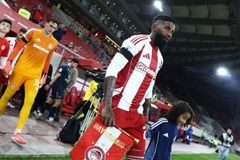 Με μαύρα περιβραχιόνια οι παίκτες του Ολυμπιακού λόγω πένθους για τη μητέρα του Βαγγέλη Μαρινάκη