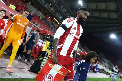 Με μαύρα περιβραχιόνια οι παίκτες του Ολυμπιακού λόγω πένθους για τη μητέρα του Βαγγέλη Μαρινάκη