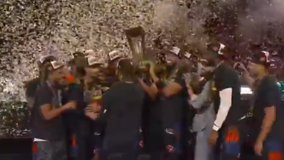 Η στιγμή που οι Νιου Γιορκ Νικς σηκώνουν το NBA Cup (vid)