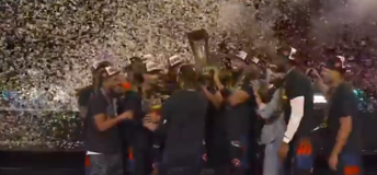 Η στιγμή που οι Νιου Γιορκ Νικς σηκώνουν το NBA Cup (vid)