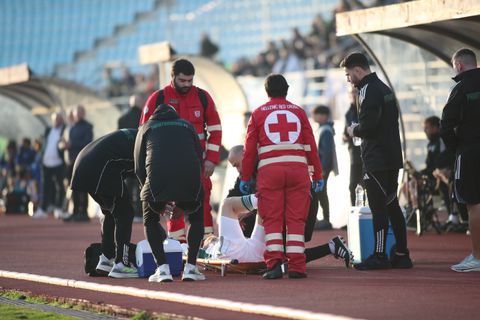 Αναγκαστική αλλαγή ο Σφιντέρσκι - Αποχώρησε με φορείο νιώθοντας ζαλάδα