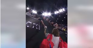 Στέφανος Τσιτσιπάς: Μοίρασε υπογεγραμμένα αυτόγραφα (vid)