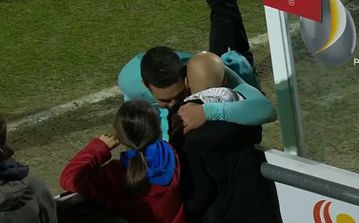 Υπέροχη στιγμή στο Ουνιονίστας - Μπαρτσελόνα: Ο Τόρες χάρισε τη φανέλα του σε ένα παιδάκι στο ημίχρονο