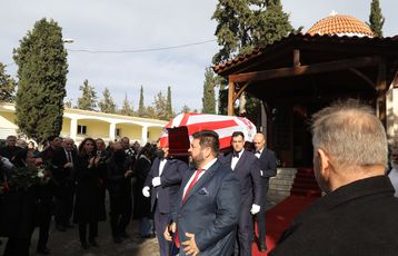 Το τελευταίο «αντίο» στον Γιώργο Δαρίβα (vid & pics)